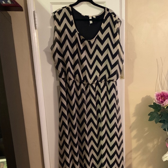 Chevron Maxi Dress - Picture 2 of 4
